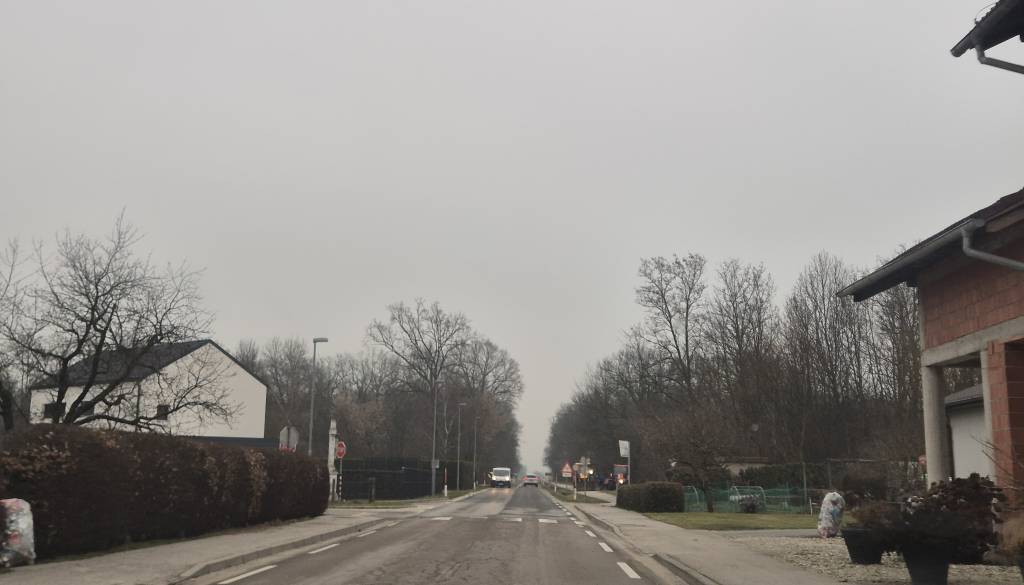 Počilo v Beltincih, cesto popolnoma zaprli