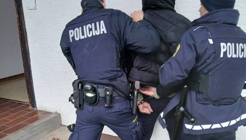 Panika na Bavarskem dvoru, moški potegnil nož