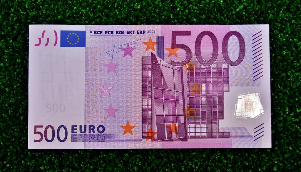Nenavadno: Policija išče moškega, da mu vrne 500 evrski bankovec