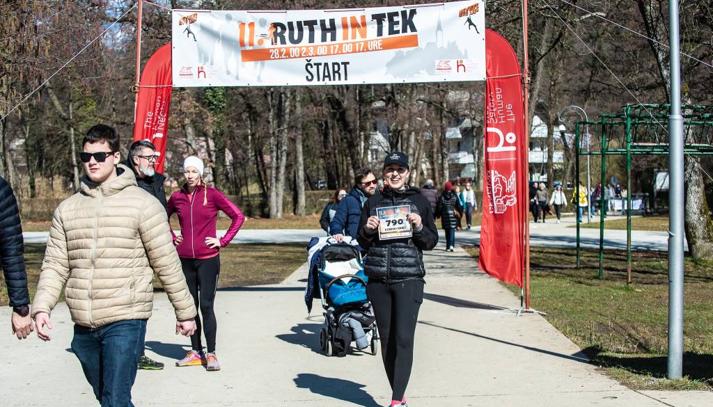 Ruthin tek znova okoli Blejskega jezera: 48 ur gibanja za pomoč ljudem v stiski