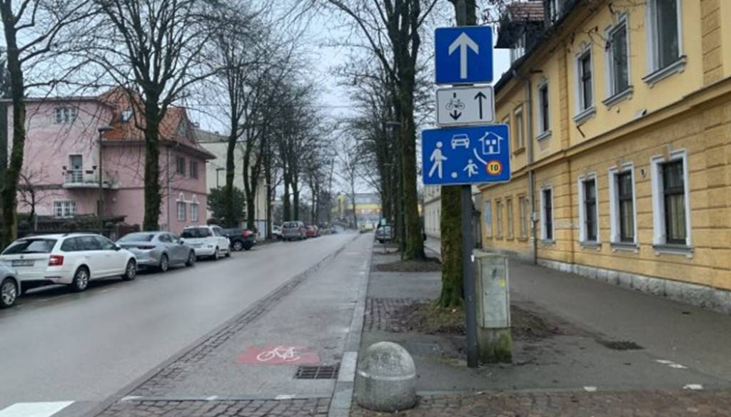 Avtobus v centru ustavlja na kolesarski poti, nadzora pa ni