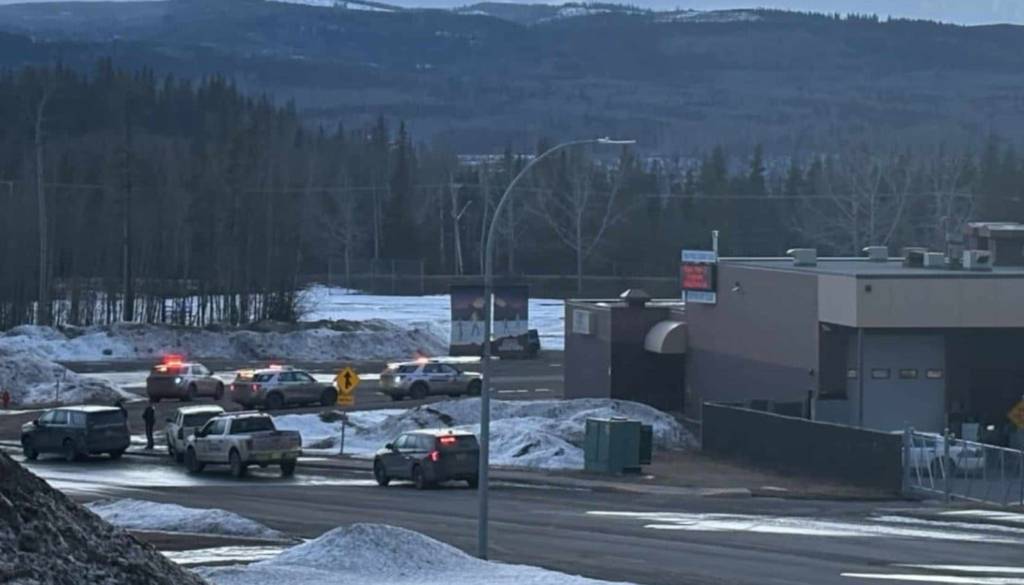 Grozljiv strelski napad v šoli: najmanj devet mrtvih, 27 ranjenih