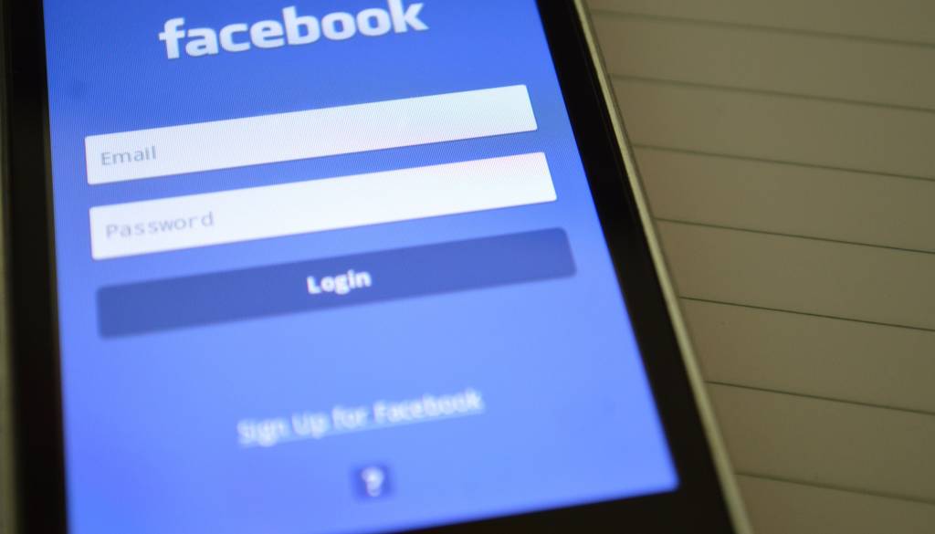 Velik izpad dostopa do Messengerja in Facebooka, ponekod uporabnike samodejno odjavilo