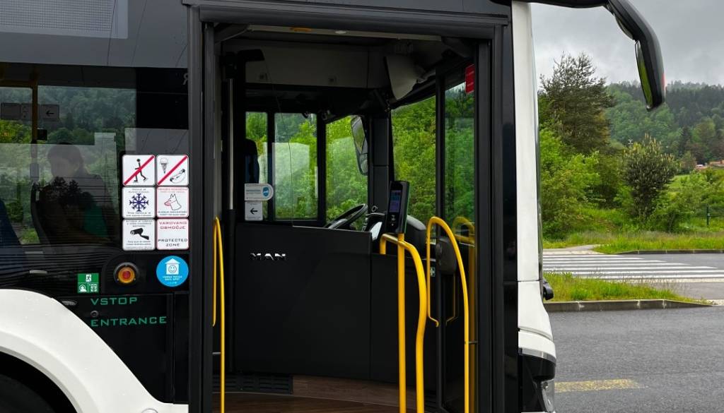 Težave na krožišču Žale, kolesarji in pešci ujeti za avtobusom