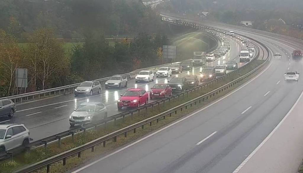 Silovito trčenje na avtocesti Maribor-vzhod: Eno vozilo zagorelo, ena oseba poškodovana