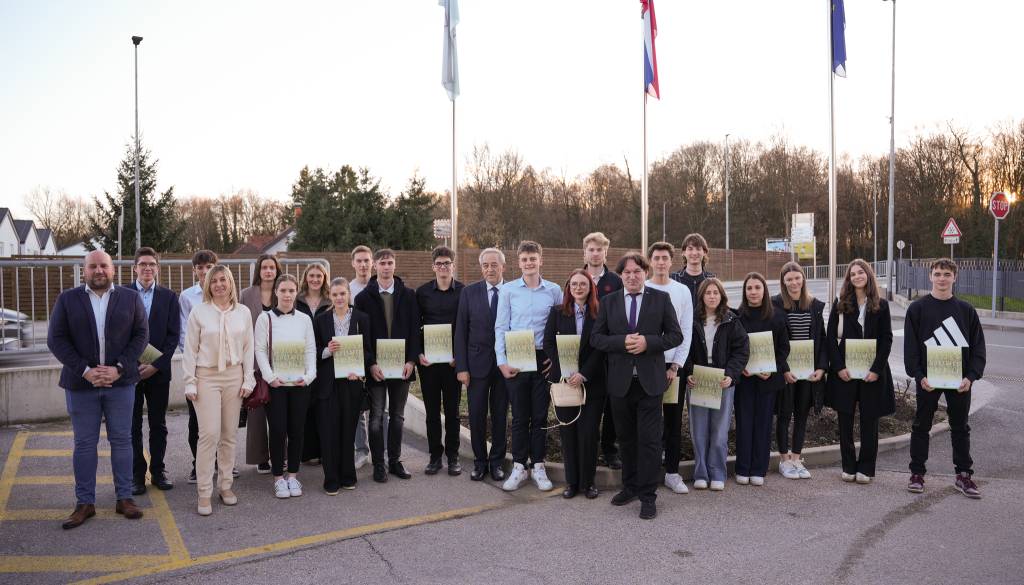 FOTO in VIDEO: V Moravskih Toplicah študenti podpisali pogodbe o štipendiranju