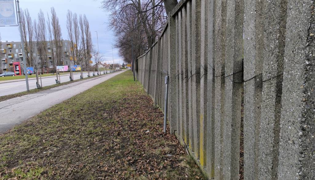 FOTO: Bodo kdaj zamenjali dotrajano bretonsko ograjo pri atletskem stadionu Poljane?