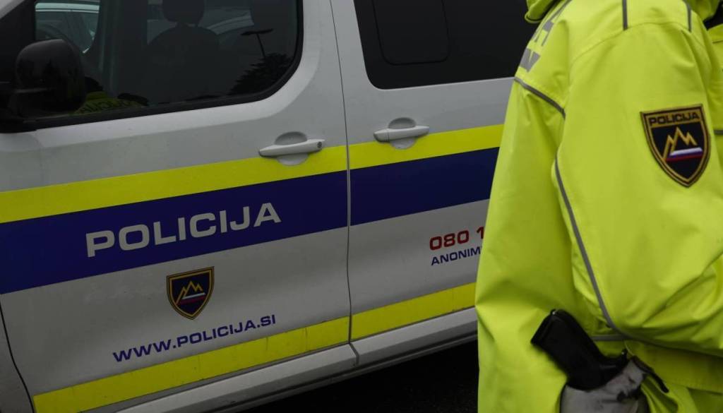 Na območju Ptuja trčil v pešca in zbežal, policisti iščejo voznika in očividce