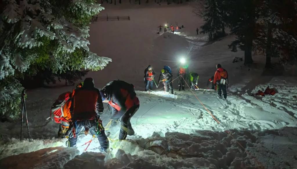 Gorski reševalci ogorčeni: »Ob pogledu na fotografije ljudi do »jajc« in še globlje v snegu, nam zastane dih.«