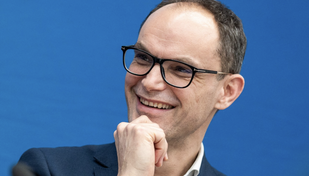 Logar samozavesten pred volitvami, cilj je več kot 20 poslancev