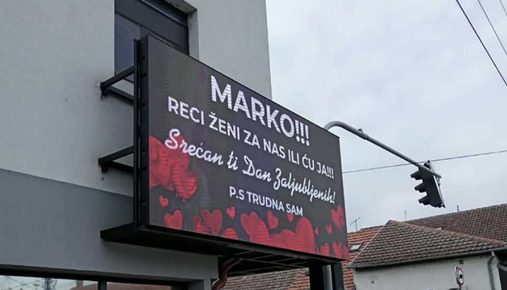 Je oglasni pano razkril afero? »Marko, povej ženi za naju, ali pa ji bom jaz«
