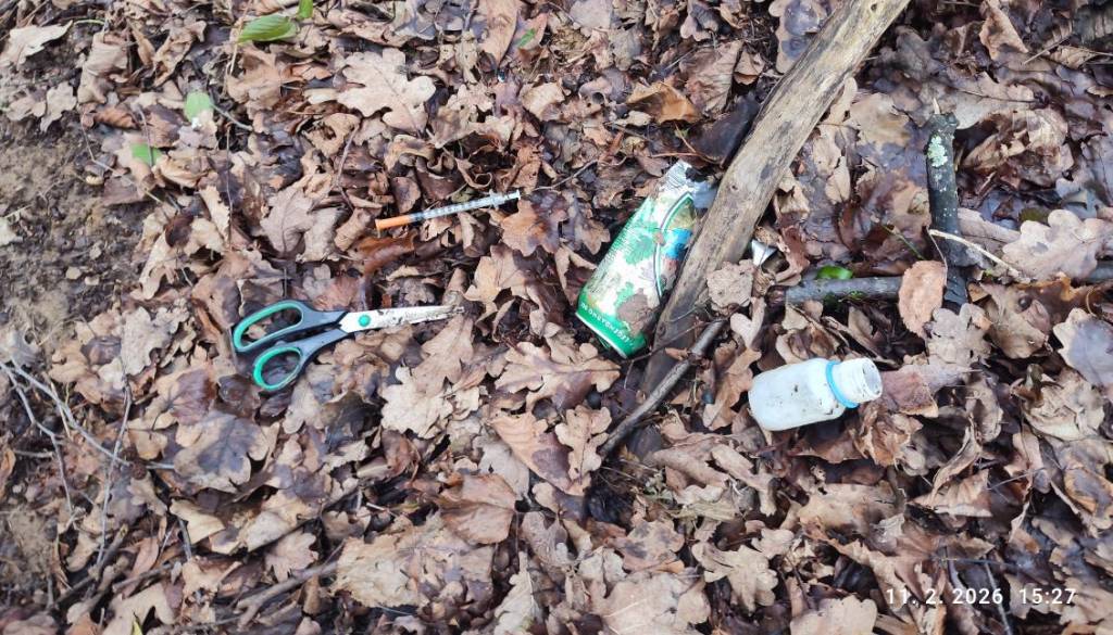 FOTO: Otroci ob Rinži našli narkomansko iglo, njihova reakcija je zgled celo odraslim