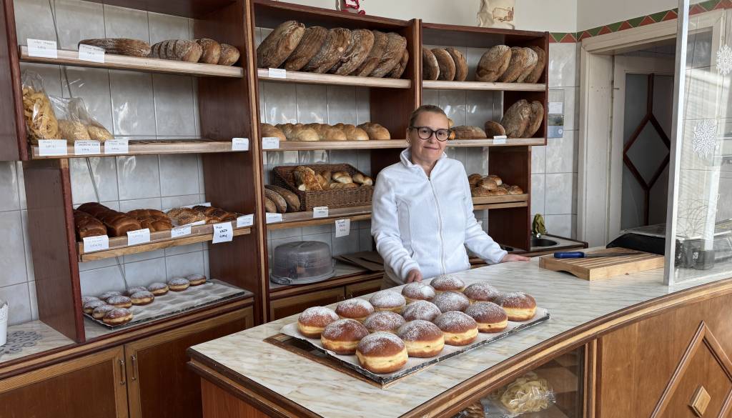 FOTO: Ročno, po tradiciji in samo z marelično marmelado. Tako nastajajo naj krofi v Pekarni Štern