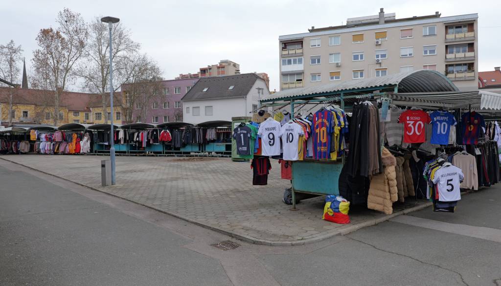FOTO: Vzdrževalna dela na tržnici končana, lesene hiške se bodo preuredile