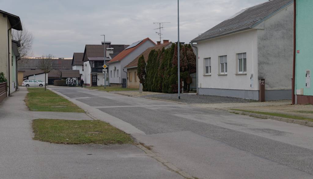 FOTO in VIDEO: Dotrajana kanalizacija in uničeno cestišče, za prenovo te soboške ulice 1,3 milijona evrov