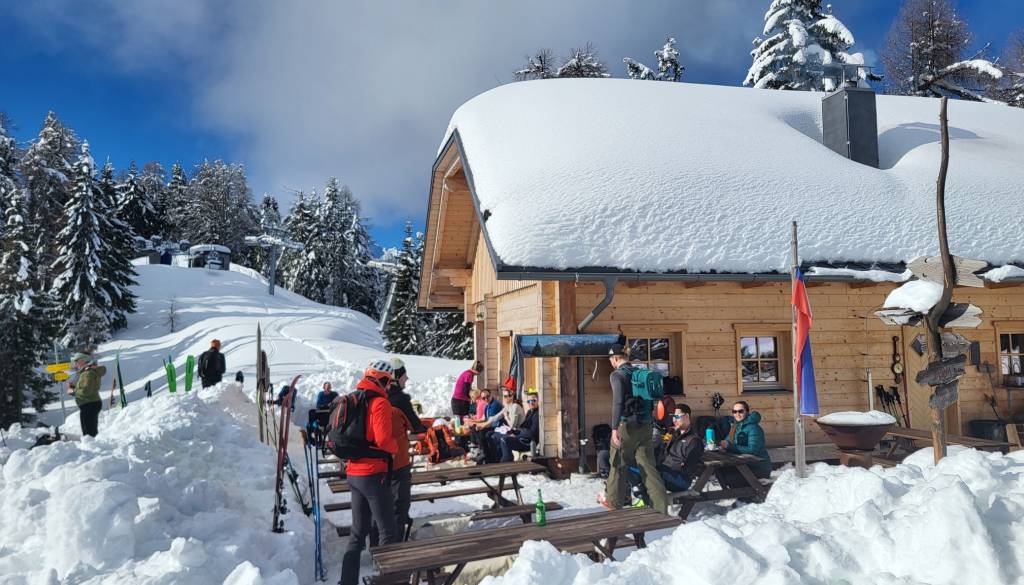 Vzpon čez smučišče v Kranjski Gori buri duhove: Tu smučarji drvijo, kje je varnost? 