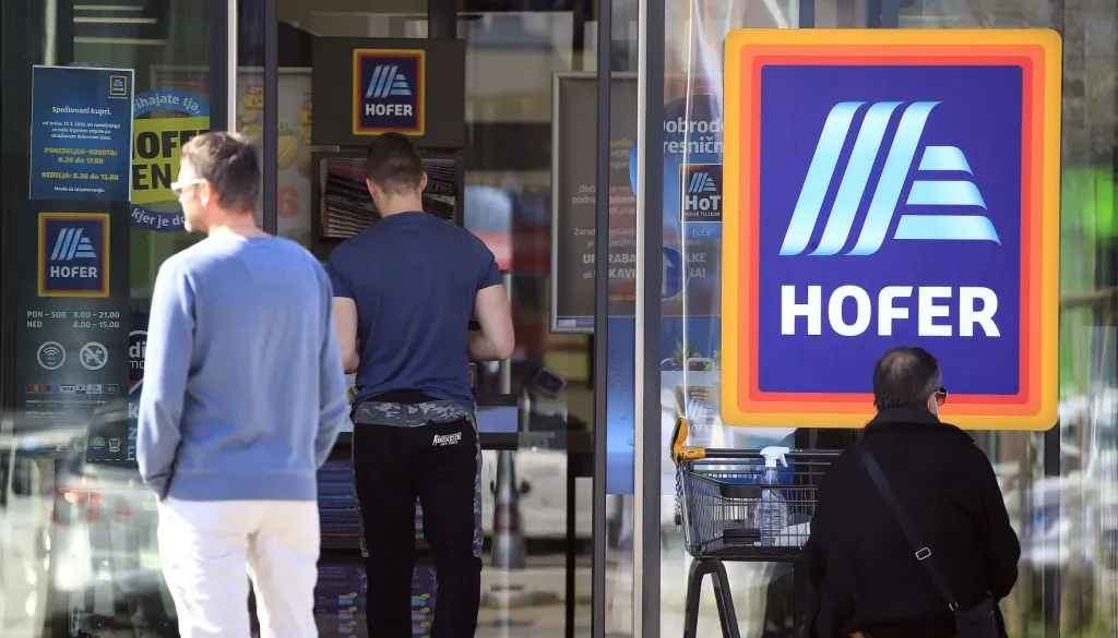 Nihče na minimalcu. Preverite, koliko po novem zasluži prodajalec v Hoferju