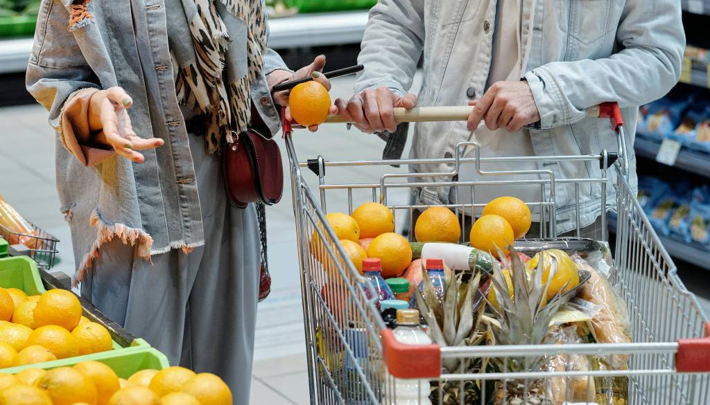 Gniloba in črvi na policah? Kupci opozarjajo na stanje v jeseniški trgovini