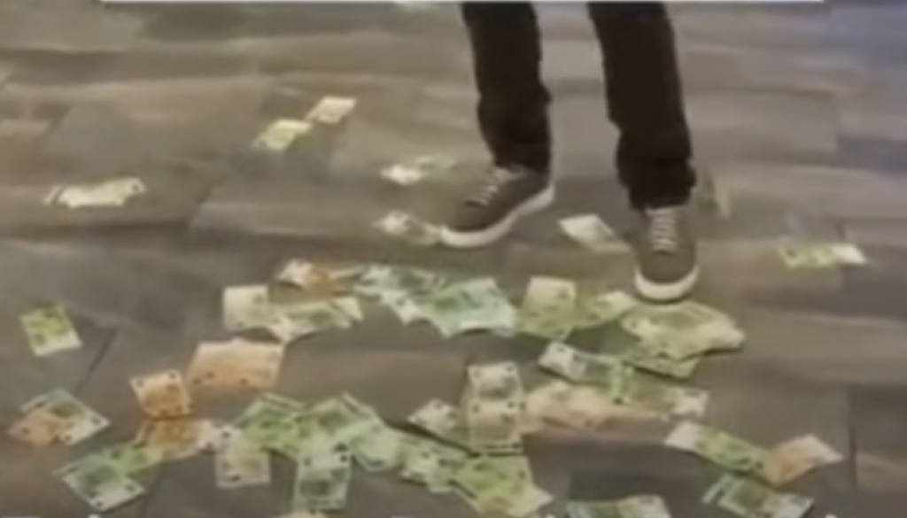 VIDEO: Ob izvršbah na socialne transferje razburja nova objava: »Tako se pa Romi zabavajo na Dolenjskem«