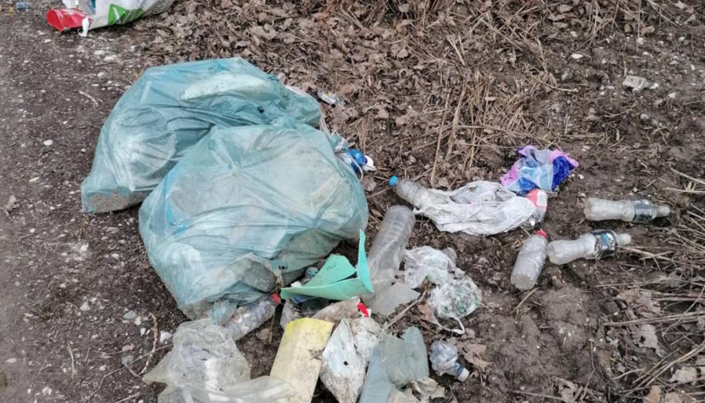 FOTO: Katastrofa ob Savi! Sprehajalna pot se je spremenila v smetišče, bo občina ukrepala?