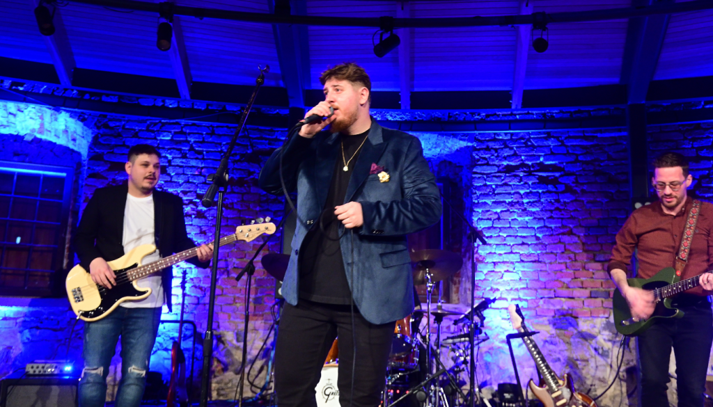 VIDEO: Žan Videc v Sodnem stolpu razprodal koncert ob izidu albuma Neznano