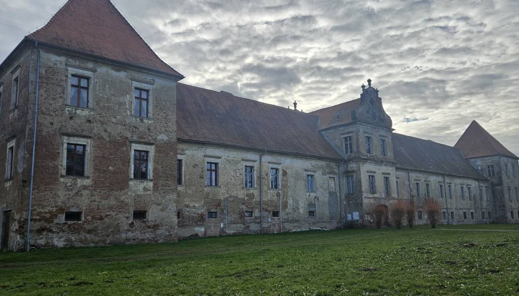 Prostori v pritličju gradu Rakičan iščejo najemnika