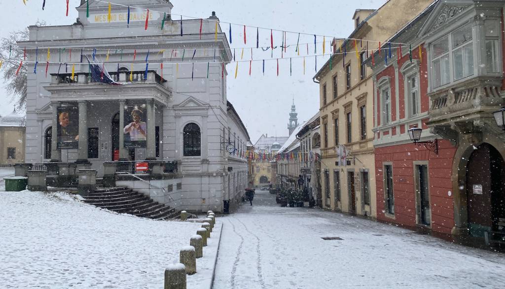 Meja sneženja se bo spuščala, možen sneg do nižin