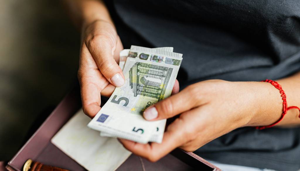 Bo država morala vsem otrokom do 18. leta dati kartico s 100 evri?