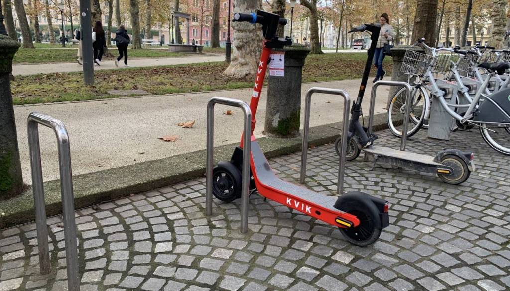 Z električnimi skiroji in mopedi po novem dovoljena šele po 15. letu