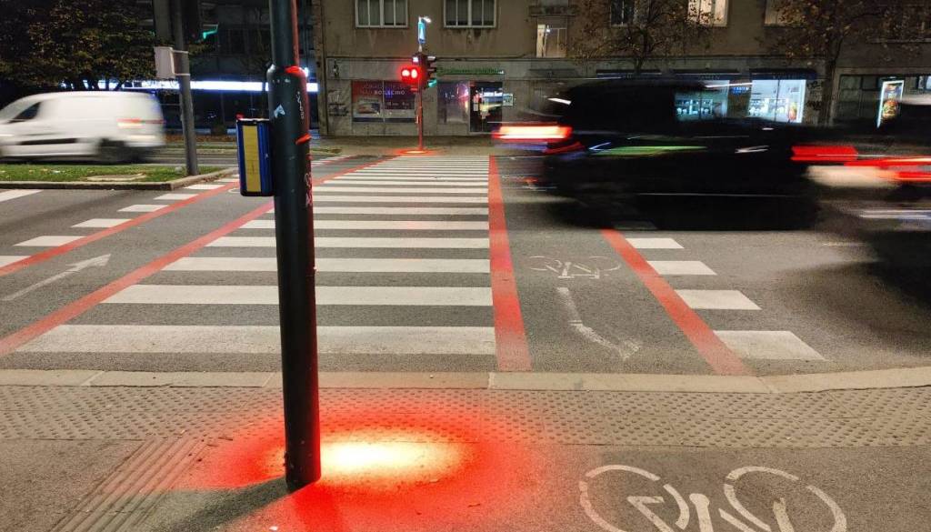Mobizombiji, pozor! Ljubljančani delijo mnenja o novi rdeči luči na pločniku