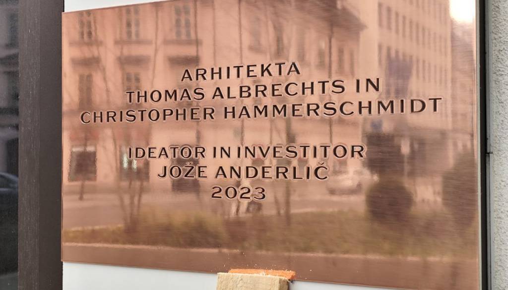 FOTO: »Ideator in investitor« Jože Anderlič pozdravlja mimoidoče na Schellenburgu