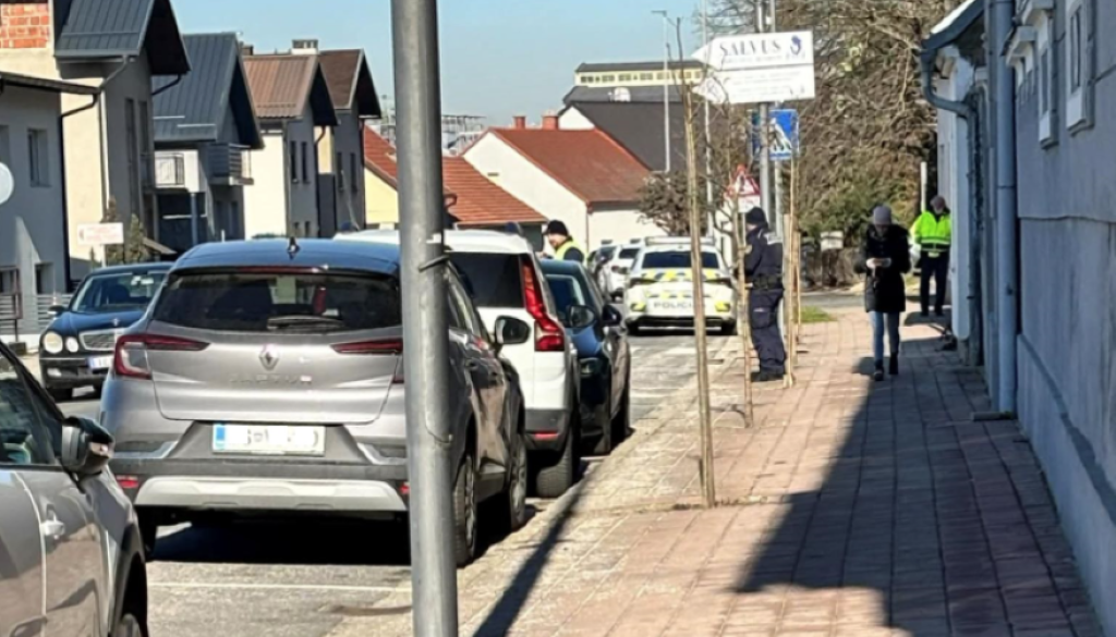 Voznik avtomobila odvzel prednost pešcu, ta utrpel hude telesne poškodbe