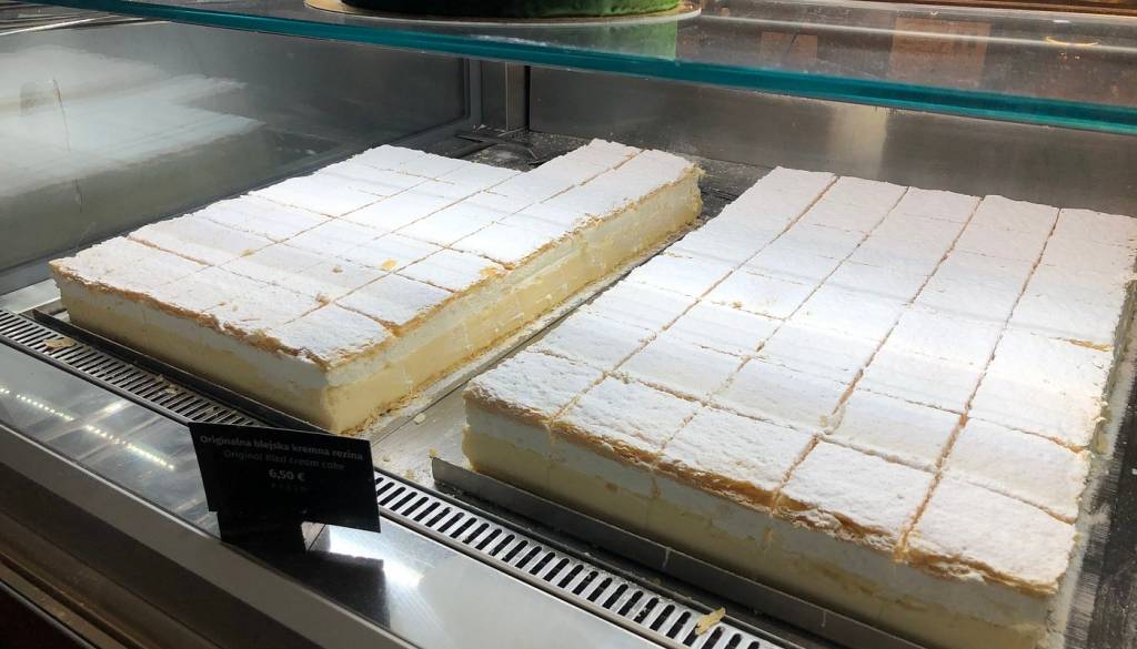 Cena blejske kremšnite razburja splet: Zanjo je treba odšteti že več kot 8 evrov