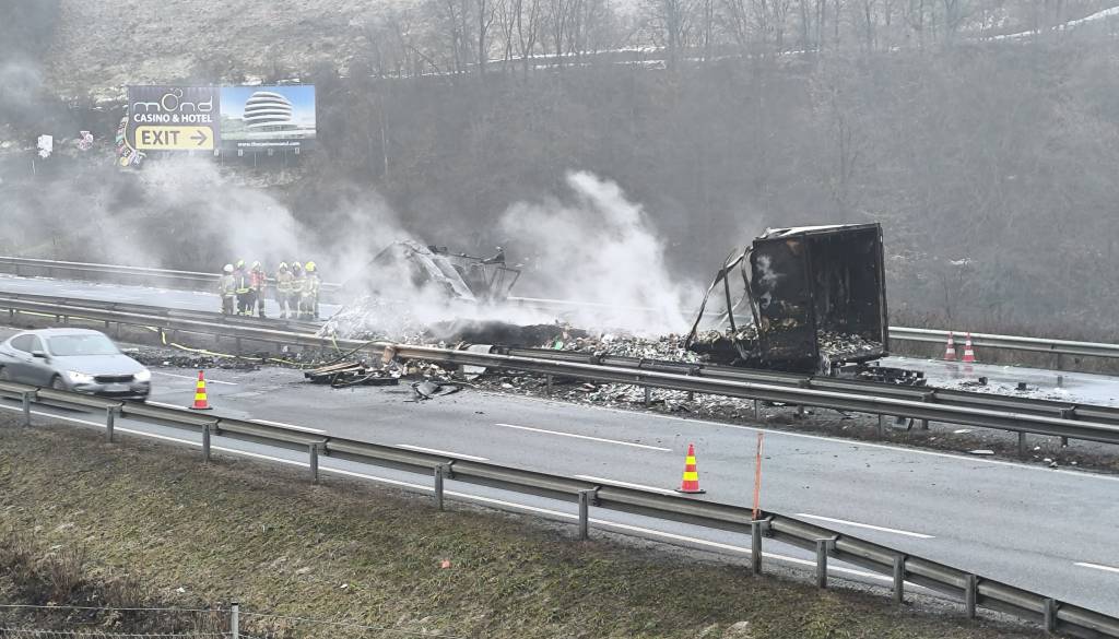 FOTO in VIDEO: To so posledice grozljivega trčenja treh tovornjakov pri Šentilju