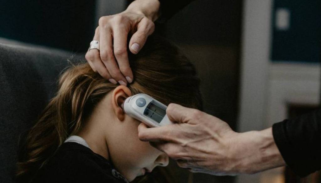 Kašelj, povišana temperatura, bruhanje: V Mariboru velik porast virusnih okužb med predšolskimi otroki 