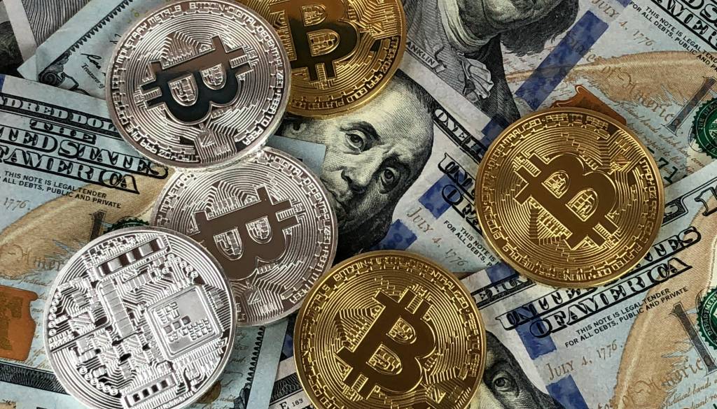Koktajl negotovosti pretresa trge, bitcoin zdrsnil navzdol