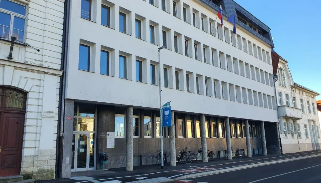 Kazenska tožba knjižnice proti sindikalni zaupnici prihaja pred sodišče