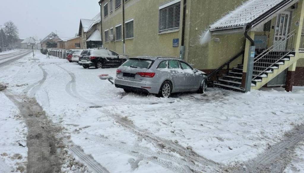 FOTO: Z Audijem v prometni znak in policijsko postajo