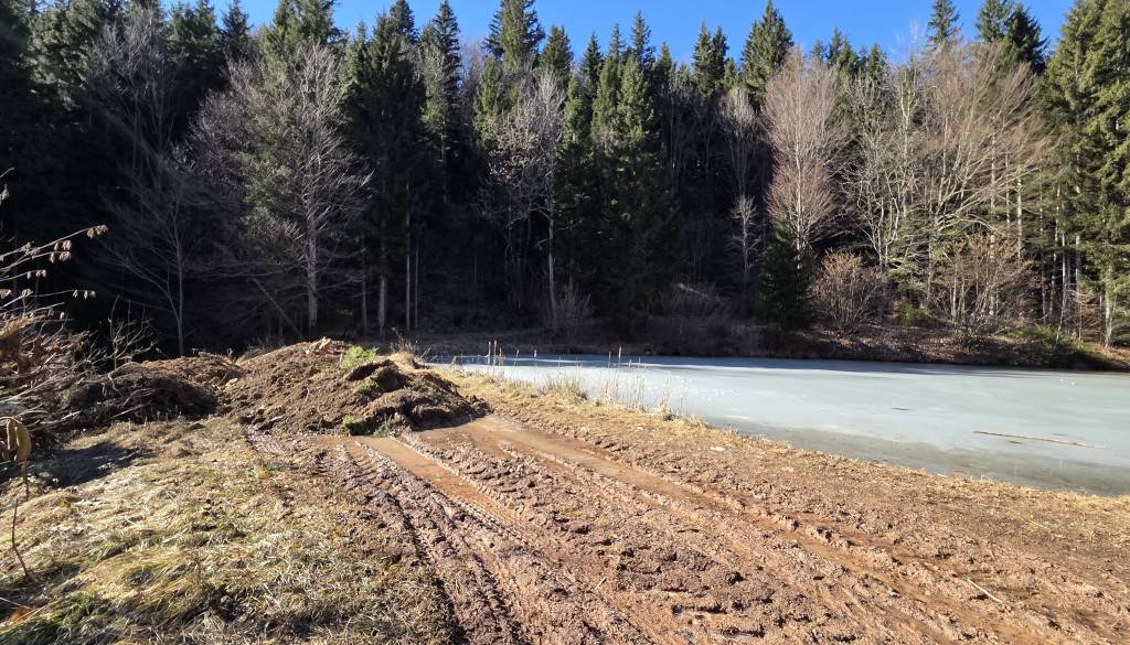 Gorenjka fotografirala jezero, fotografije sprožile prepir: Skrb ali vmešavanje?