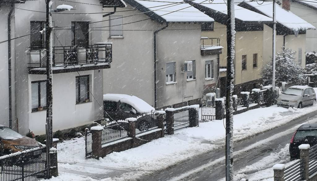 Zaradi sneženja brez elektrike več kot 40 tisoč odjemalcev Elektra Maribor