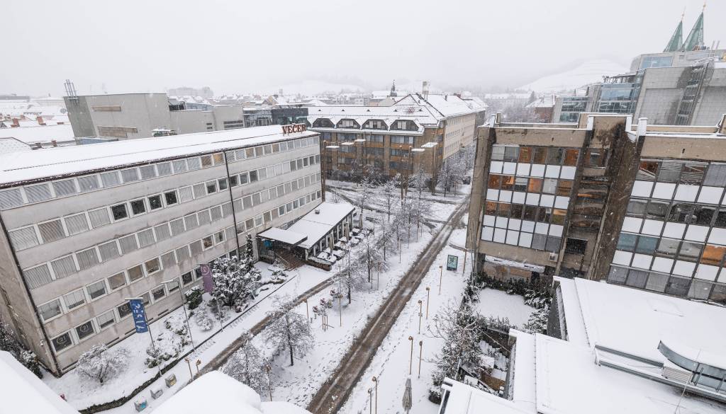 FOTO in VIDEO: Izredne razmere v Mariboru: Brez vode in elektrike, zamude avtobusov, zaprto Pohorje