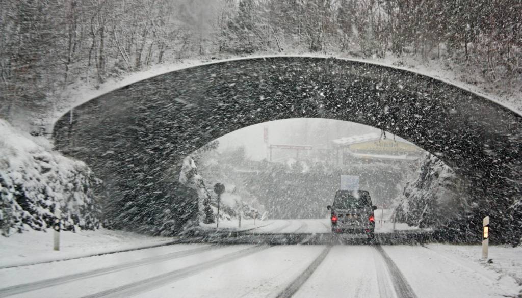 Sneženje zajelo skrajni sever Gorenjske: Kakšne so razmere?