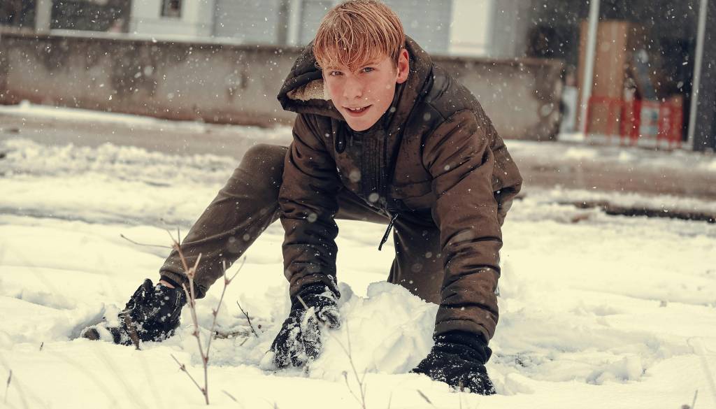 Starši, letni čas ne sme biti izgovor: Tudi pozimi otroci dnevno potrebujejo gibanje