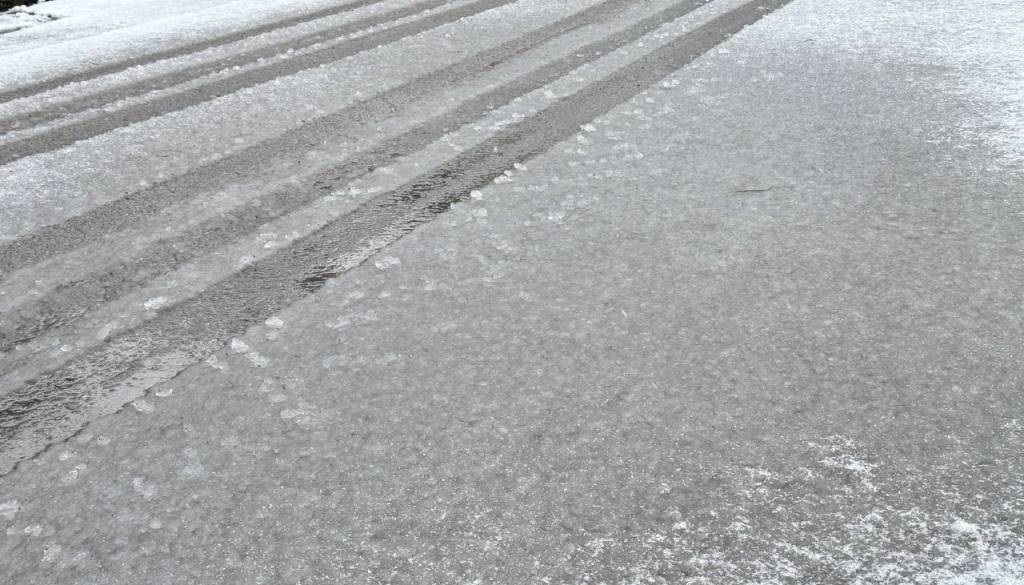 Dolenjci pozor! Snežna brozga povzroča velike preglavice, vozne razmere vse težje