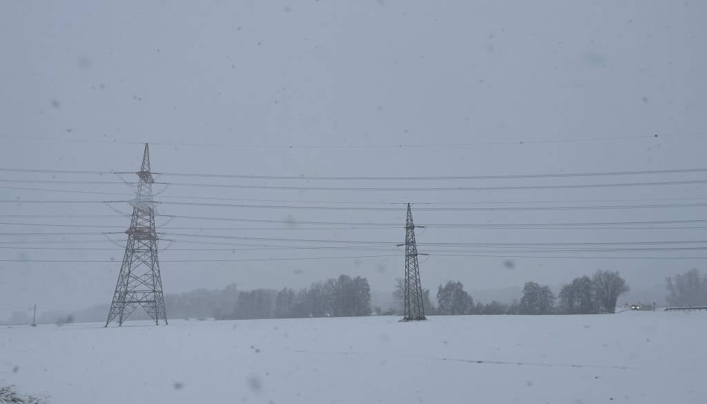 Izredne razmere na severovzhodu, ljudje še vedno brez elektrike