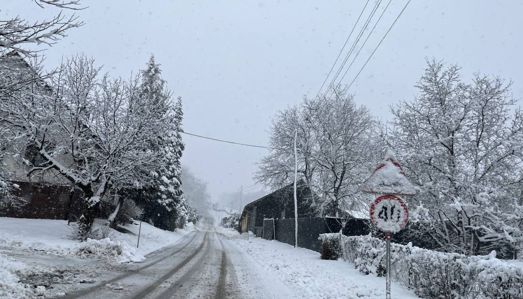 Nekatere ceste v Pomurju še vedno neprevozne, brez elektrike 70.000 odjemalcev