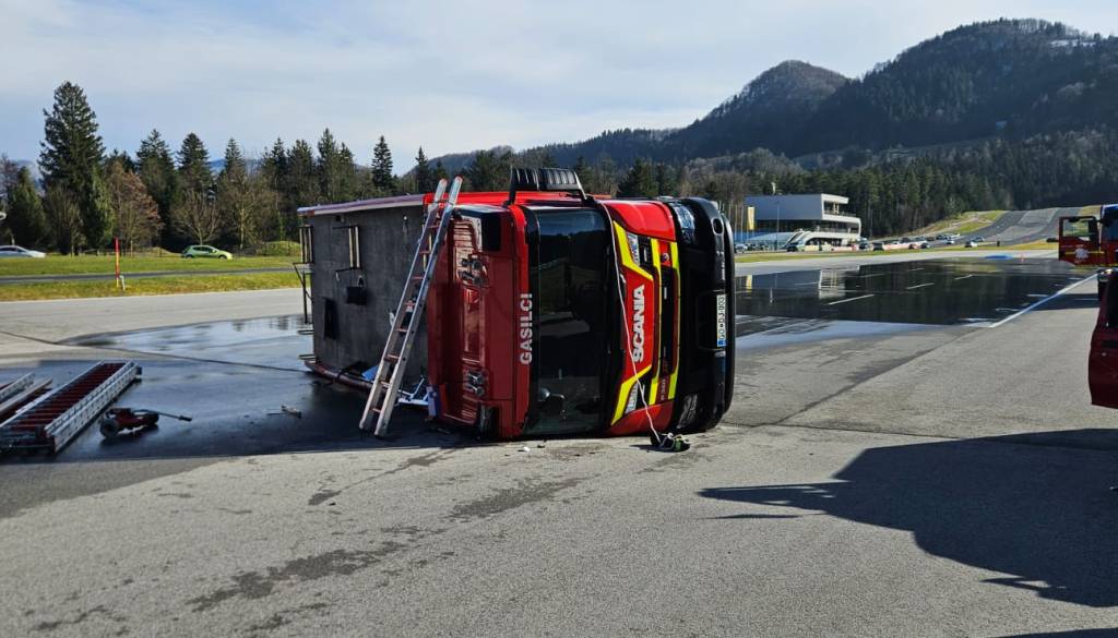 Nesreča med usposabljanjem na Vranskem, poškodovana gasilka in vozilo gasilcev