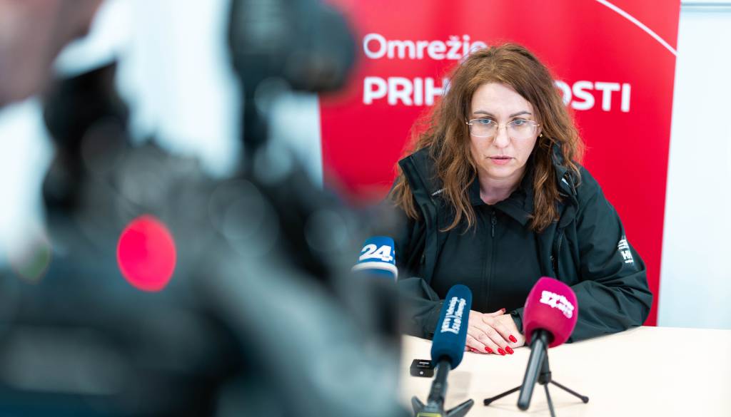 2500 gospodinjstev še vedno brez elektrike, v Kamnici pa je počilo – krajan nagnal delavce