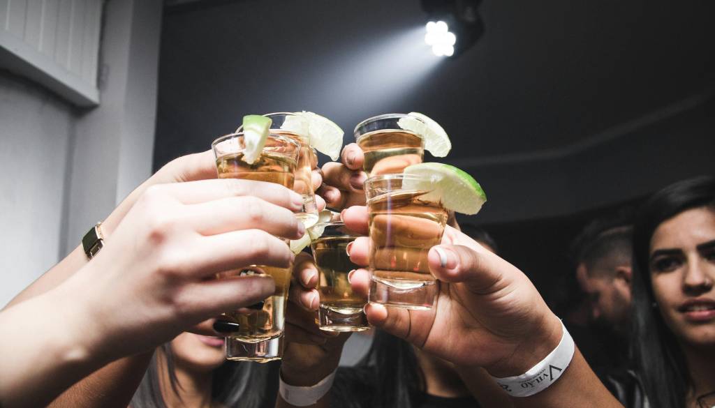 830 milijard izgube v štirih letih, alkoholna industrija krivdo išče pri generaciji Z