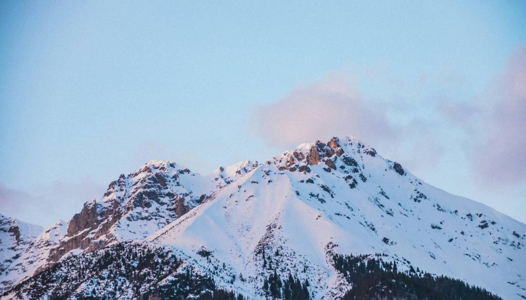 Plazovi v Avstriji od petka terjali že sedem življenj, nevarnost še ni mimo